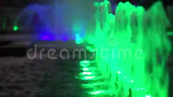 城市里的喷泉视频的预览图