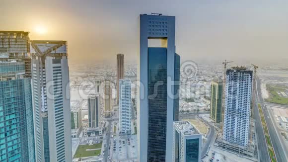 首都卡塔尔多哈商业中心天际线日落时分的摩天大楼视频的预览图