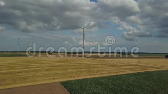 玉米地的风力涡轮机视频的预览图