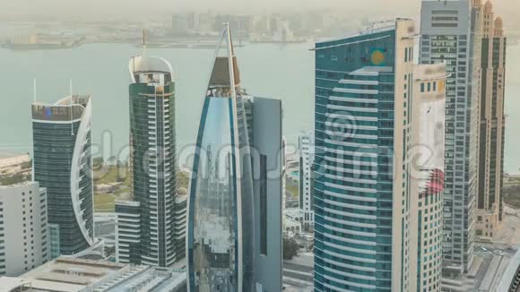 摩天大楼日落前在卡塔尔首都多哈的商业中心的天际线上视频的预览图