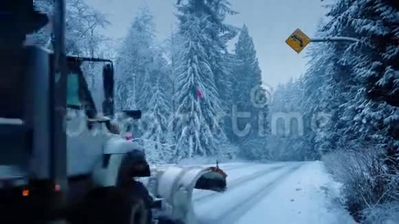 有雪犁和汽车的卡车驶过视频的预览图