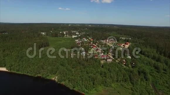 4k村舍和湖泊空中拍摄视频的预览图