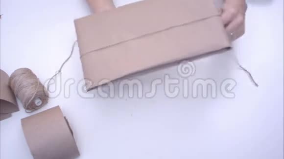 女人用黄麻包装礼物视频的预览图