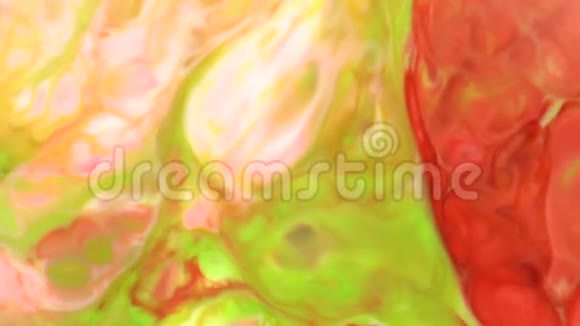 绿色白色红色黄色抽象食物颜色油墨移动或流动的背景视频的预览图