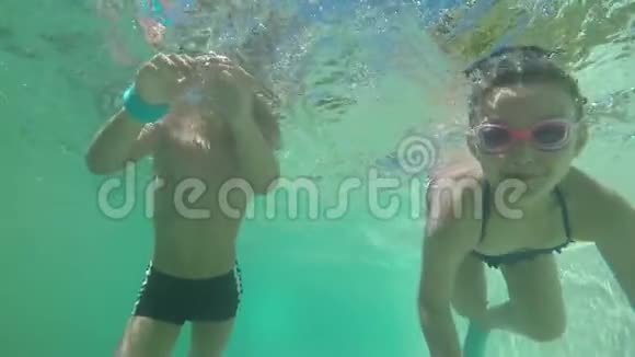 男孩和女孩在水下游泳视频的预览图