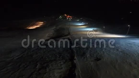 滑雪者在夜间斜坡上耍花样视频的预览图