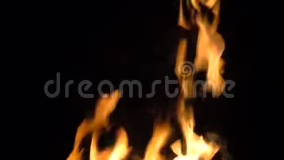 燃烧橙色火焰的视频4K视频的预览图