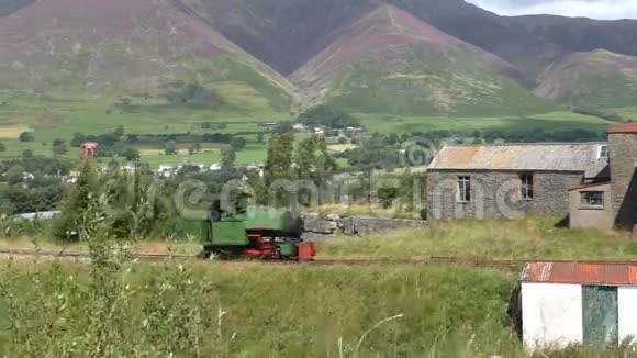山景中的蒸汽机车视频的预览图
