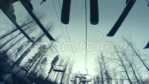 4K镜头滑雪者在移动电梯上滑雪视频的预览图