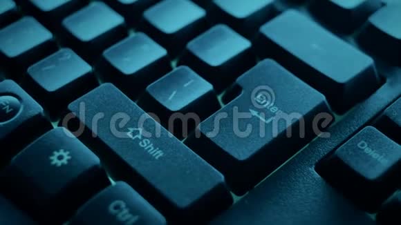 绿色电脑键盘按键特写视频的预览图