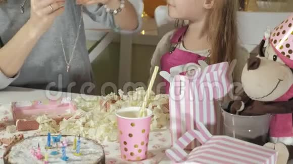 快乐女孩和她妈妈生日礼物视频的预览图