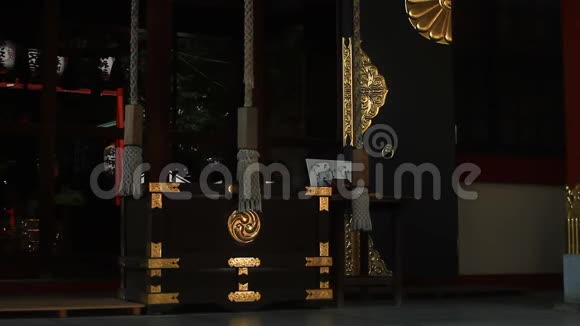 东京伊鲁基神社的传统寺庙视频的预览图