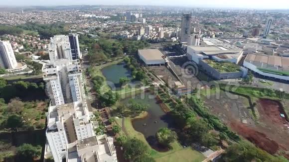 鸟瞰里贝劳普雷托城市公园艺术的公园2016年8月视频的预览图