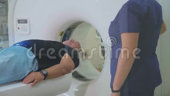 现代医院对老年患者进行MRICT扫描视频的预览图