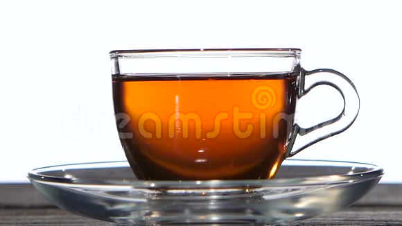 在一杯茶中加入糖勺特写镜头慢动作视频的预览图
