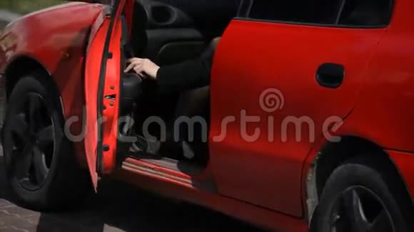 从车里出来的女商人视频的预览图