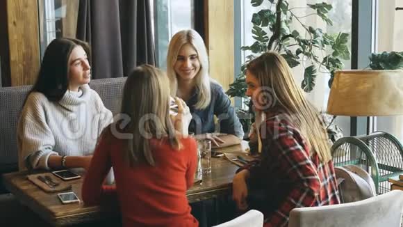 四个朋友在咖啡馆吃早餐交流视频的预览图
