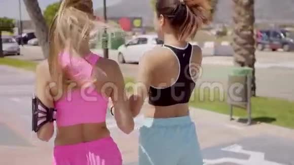 两位身材匀称的年轻女性正在慢跑视频的预览图