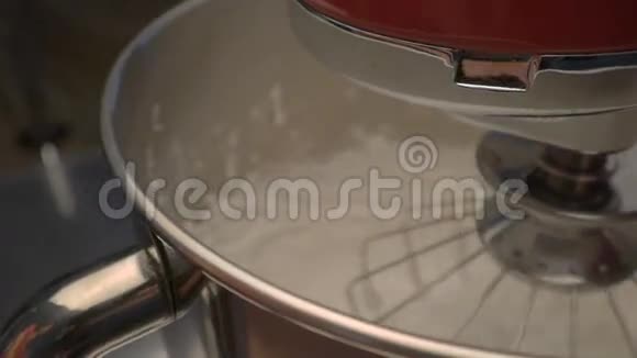 在搅拌机里做奶油慕斯视频的预览图
