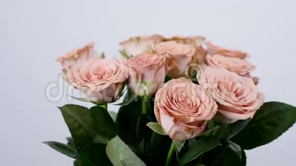 特写鲜花花束旋转花组成由玫瑰卡布奇诺组成神圣的美视频的预览图
