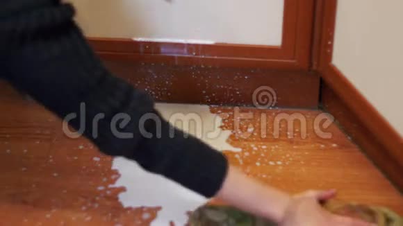 用一块布从家庭厨房里的液体中溢出的牛奶中清洁厨房地板视频的预览图