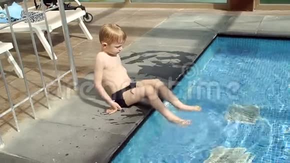 夏天小男孩在游泳池里玩得很开心慢动作视频的预览图