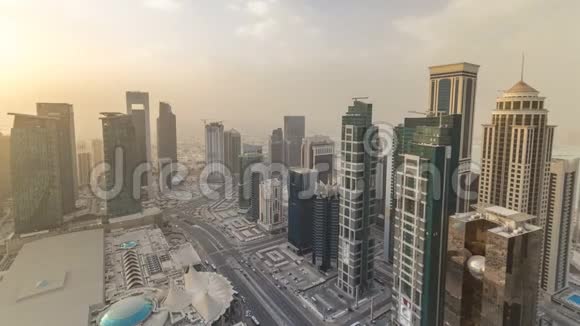 摩天大楼日落前在卡塔尔首都多哈的商业中心的天际线上视频的预览图