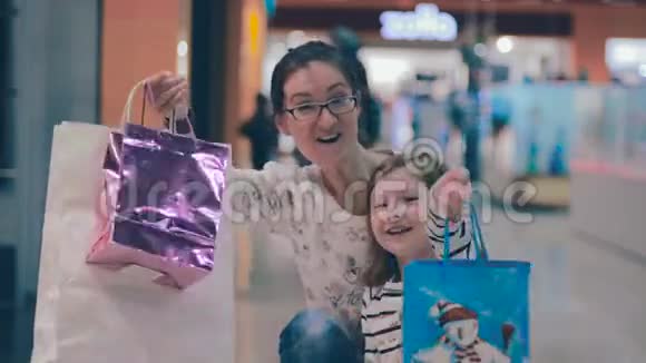 母亲和女儿对购物销售感到兴奋视频的预览图