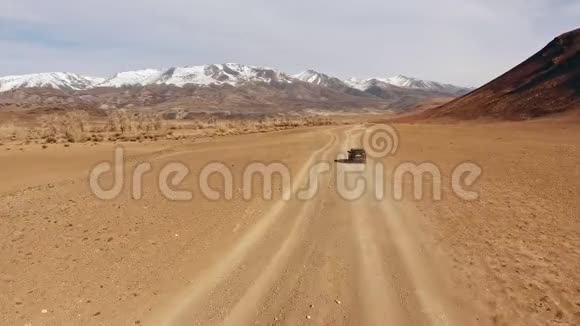 黑色交叉骑在沙漠尘土飞扬的山地兵马俑路上视频的预览图