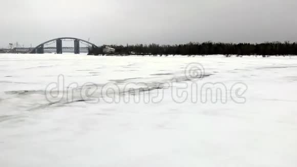 在寒冷的冬天下午从迪尼普罗河滩岸到帕科维伊桥的潘视频的预览图