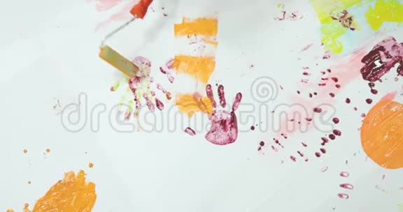 小孩子画地板有趣的男孩喜欢装饰墙壁视频的预览图