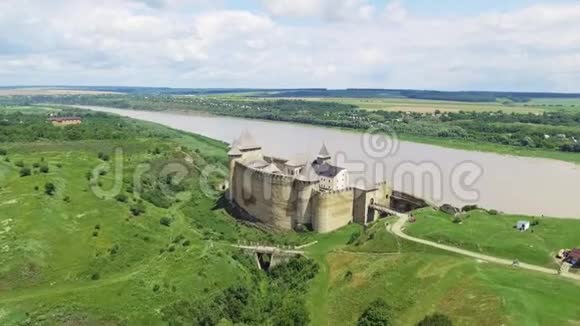 空中射击里弗附近的老城堡乌克兰的和田城堡东欧视频的预览图