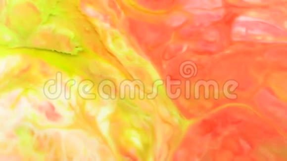 黄红绿白的抽象食品颜色油墨的移动或流动背景视频的预览图