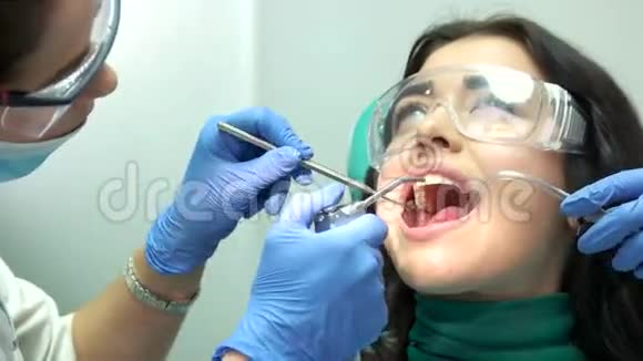 口腔医生的工作视频的预览图
