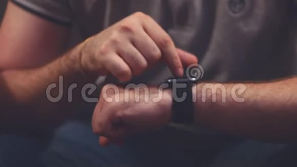 在智能手表可穿戴设备的触摸屏上用手指做各种手势4K库存录像视频的预览图
