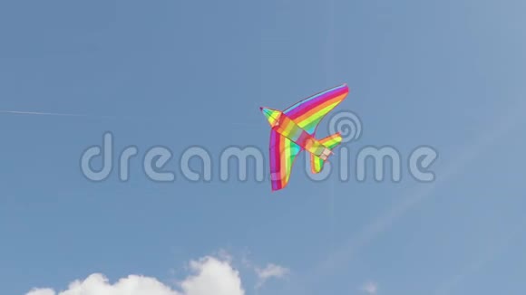 五彩缤纷的风筝在夏天的天空中缓慢地飞翔视频的预览图