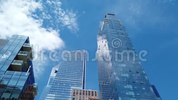 纽约纽约美国在高线地区摩天大楼的垂直视图从下往上看视频的预览图