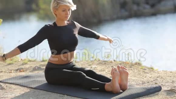 瑜伽教练在湖边做健身运动视频的预览图