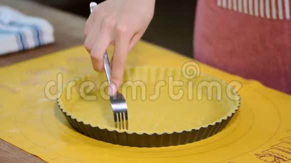 糕点箱的底部都是叉子制作苹果派艺术系列视频的预览图