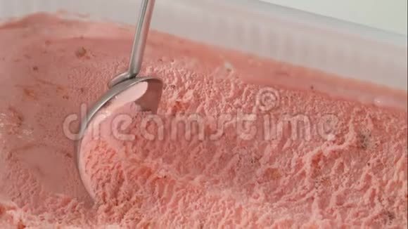 草莓冰淇淋用勺子舀出容器视频的预览图