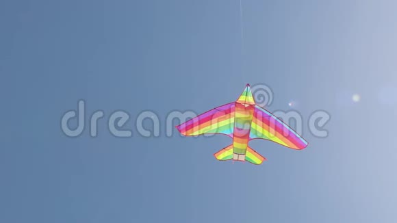 彩虹风筝在夏天的天空中缓慢地飞翔视频的预览图