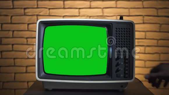 带有绿色屏幕的复古电视视频视频的预览图