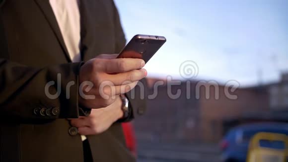 商人在街上使用现代手机视频的预览图