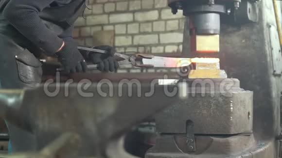 男子铁匠用机械锤锻造金属视频的预览图