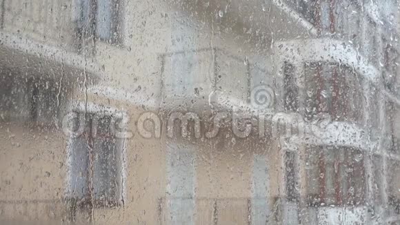 雨水滴在窗户上建筑物在背景上视频的预览图