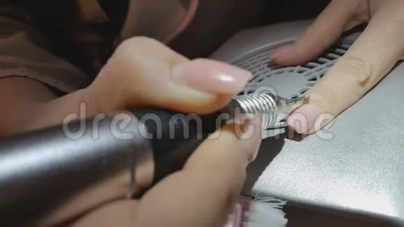 专业硬件修脚使用电机美甲师在美甲沙龙里给女孩磨指甲视频的预览图