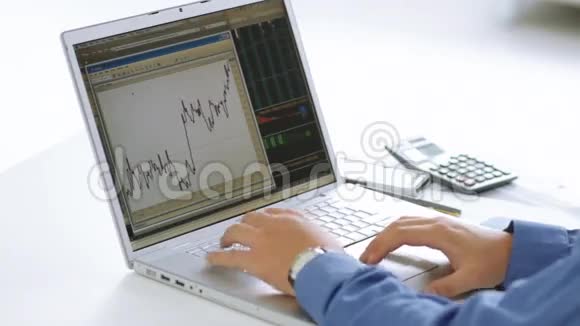 商人检查股票市场视频的预览图
