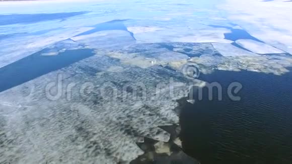 4K河上漂浮着破裂的冰和污泥视频的预览图