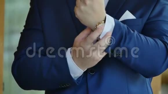 商人服装手表视频的预览图