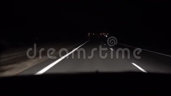 夜间驾驶汽车在乡间小路上行驶开着车从车内看视频的预览图